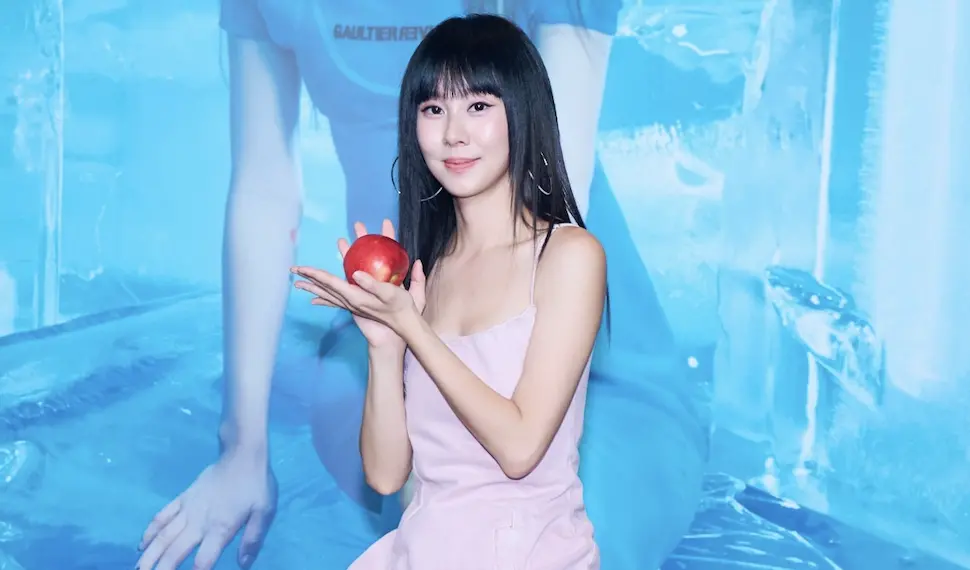 ▲歌手白安（如圖）今（2）日出席新專輯記者會，媒體詢問如果他的好友張立東和宇宙人小玉同時掉到水裡，她會想救誰，白安的答案是先救張立東，因為小玉長得比較高，應該會沒事。（圖／相信音樂提供）