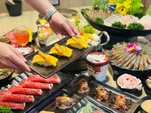 ▲11月30日前消費含「極上雙和牛放題」以上餐點，再加贈炙燒烏魚子焦糖玉子握吃到飽」。（圖／涮樂和牛提供）