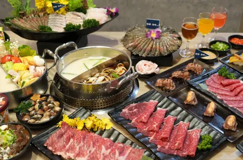 ▲「涮樂和牛鍋物」宣告升級，平日最低每人499元起，70多種食材吃到飽與8種調飲無限暢飲，還有機會炙燒烏魚子焦糖玉子握、九孔鮑魚也吃到飽。（圖／涮樂和牛提供）