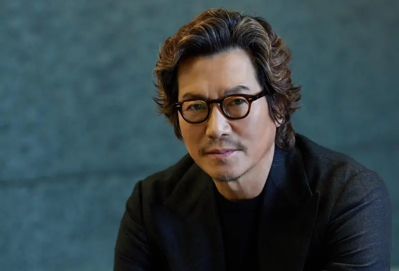 ▲豐川悅司證實生病住院，主演的《地面師》前傳確定延期拍攝。（圖／官網@ALPHA AGENCY）