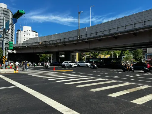 搭捷運、開車遇到地震怎麼辦？消防署「交通保命攻略」：別急煞車
