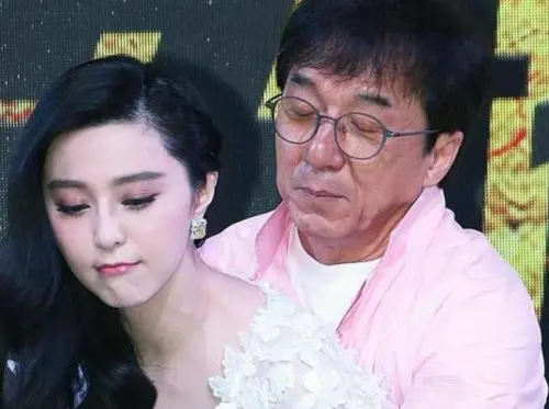 ▲成龍摸容祖兒美背挨轟鹹豬手！昔環抱范冰冰、吻金喜善照片也被挖（圖／微博＠文娛小浪花）