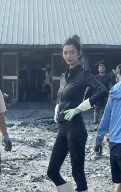 ▲有網友在Threads曬出吳宜樺在泥濘中走秀的影片。（圖／翻攝自weilee_bmk）