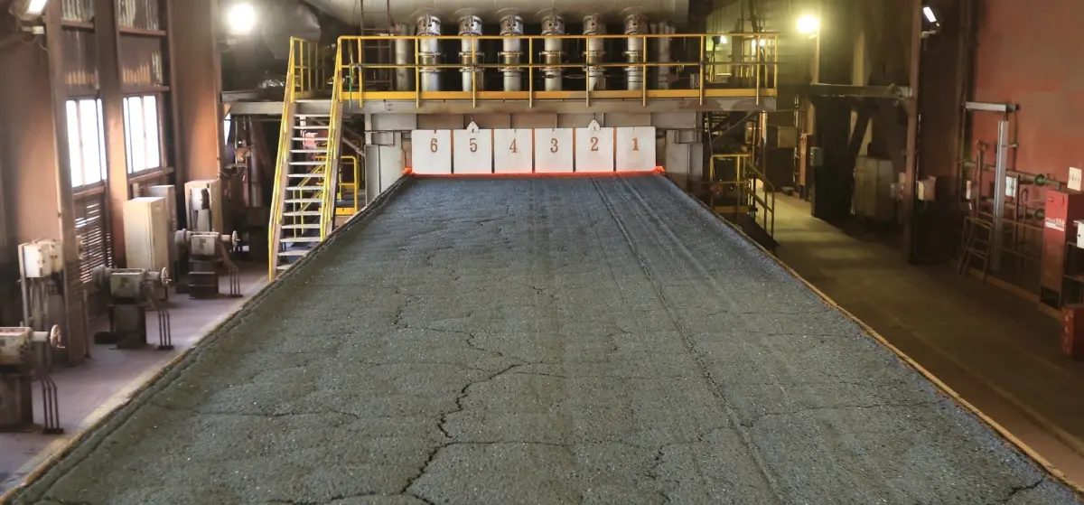 ▲為維持高爐內原料的流動性及透氣性，鐵礦砂須先在燒結工場製成具透氣孔洞且粒度大小均勻的塊狀燒結礦，才能投入高爐生產鐵水。（圖／中鋼提供）