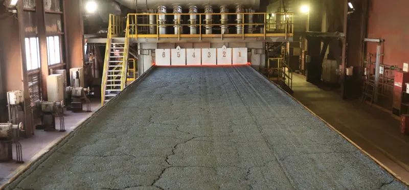 ▲為維持高爐內原料的流動性及透氣性，鐵礦砂須先在燒結工場製成具透氣孔洞且粒度大小均勻的塊狀燒結礦，才能投入高爐生產鐵水。（圖／中鋼提供）