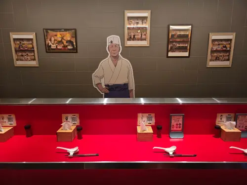 ▲「一樂大叔」在吧檯前看著你化身鳴人吃拉麵。（圖／火影忍者一樂拉麵）