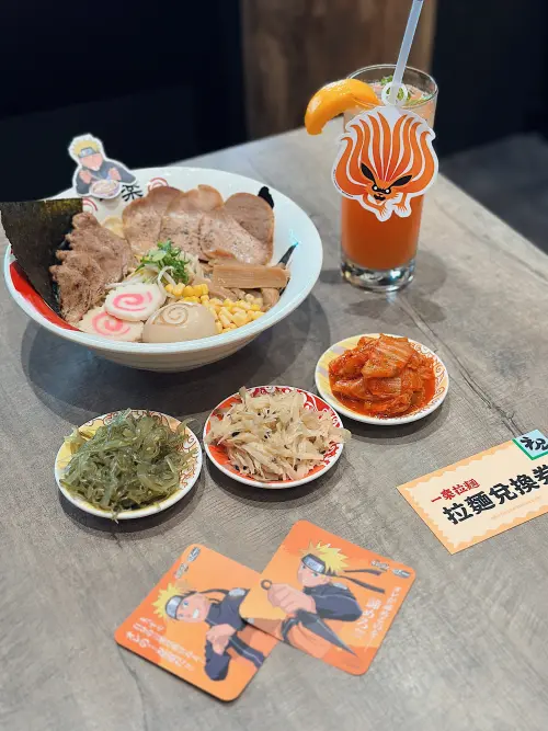 ▲漩渦鳴人也將在10月10日迎接生日，一樂拉麵台北城中店也特別在開幕期間推出限定「鳴人生日套餐」，還能獲得一張「招牌豚骨拉麵兌換券」。（圖／火影忍者一樂拉麵）