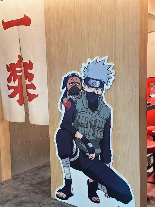 ▲卡卡西老師立牌帥氣現身一樂拉麵店內。（圖／火影忍者一樂拉麵）