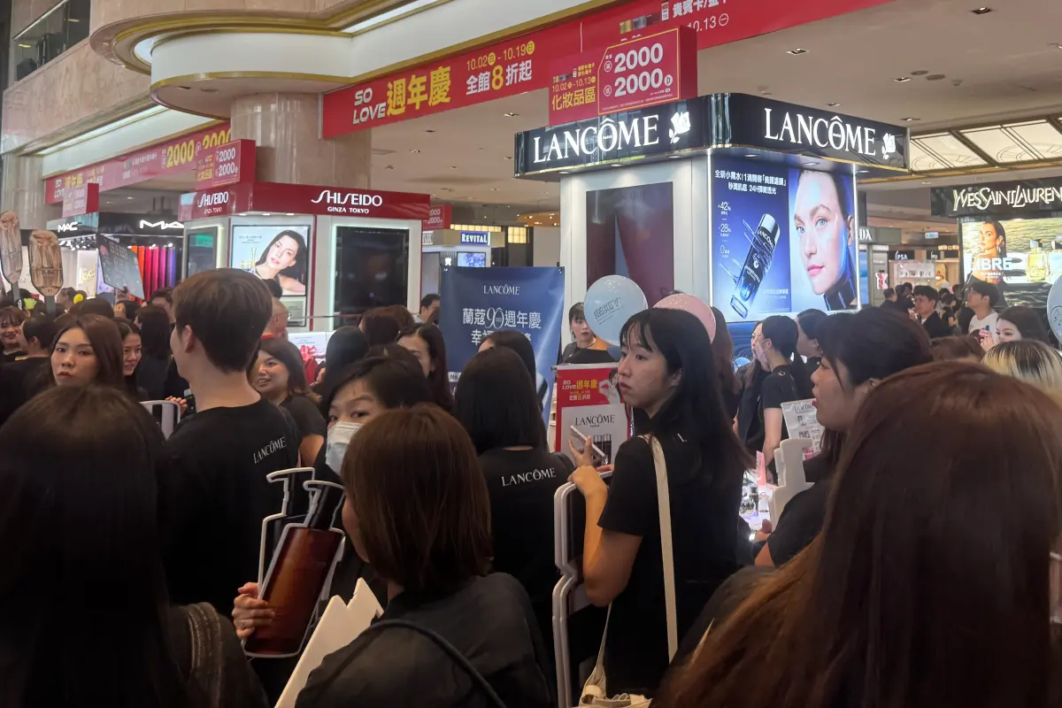 ▲新光三越週年慶首日四店業績有望突破8億，來客數衝破8萬人次，消費者購物聚焦在化妝品業種。（圖／記者鍾怡婷攝）