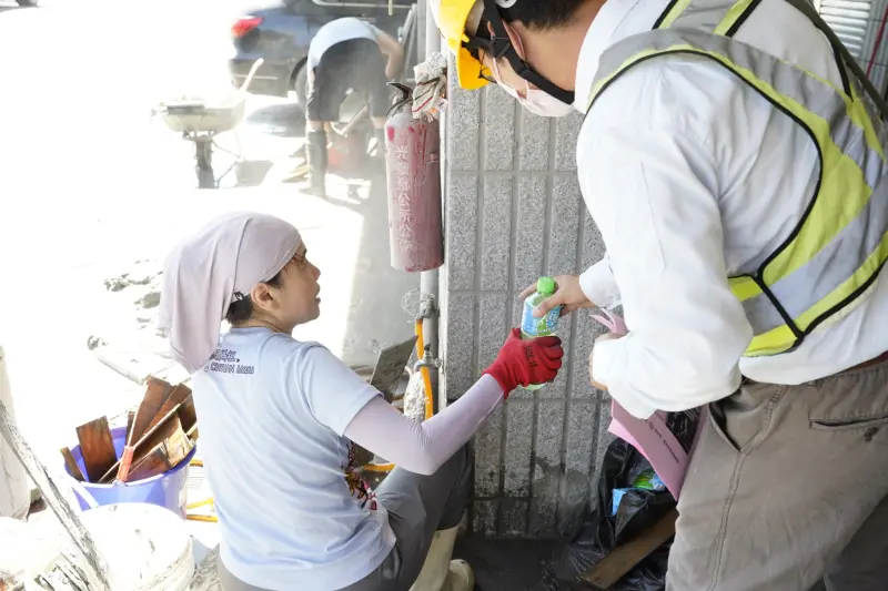 ▲台電沿途走訪的同時，也分送5,040瓶運動飲料給居民、志工和國軍，補充電力。（圖／取自經濟部臉書）