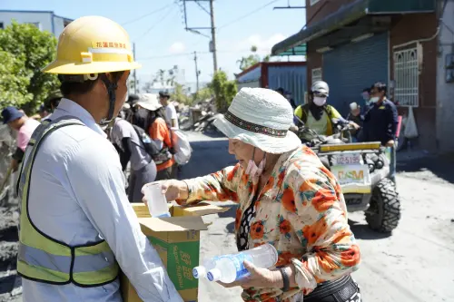 ▲當地溫度高達33度，加上鏟土相當吃力，部分超人因此造成橫紋肌溶解，台電也在檢查電力設備時，分送運動飲料。（圖／取自經濟部臉書）