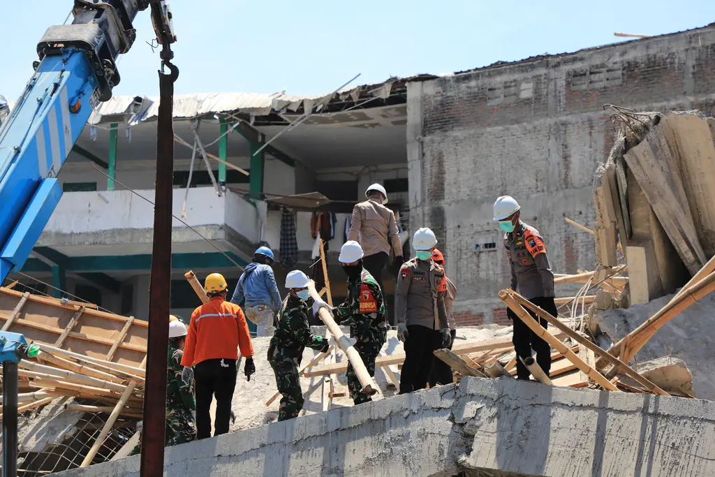 ▲印尼東爪哇省蘇達約一所伊斯蘭寄宿學校在9月29日下午發生嚴重坍塌事故，已造成5人死亡105人受傷，至今日還有近60位學生下落不明。（圖／美聯社／達志影像）