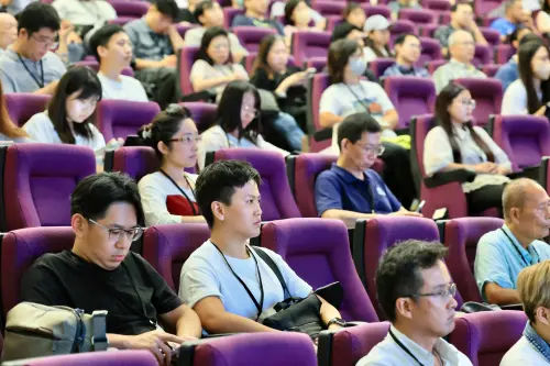 ▲參與者聚精會神聆聽台上講者的分享，了解企業經營的關鍵歷程，並學習如何在瞬息萬變的市場中堅持創新、突破困境。（圖／高市府青年局提供）