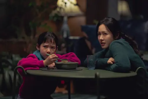 ▲孫藝真（右）在《徵人啟弒》飾演輔佐李炳憲的妻子。（圖／龍祥電影）