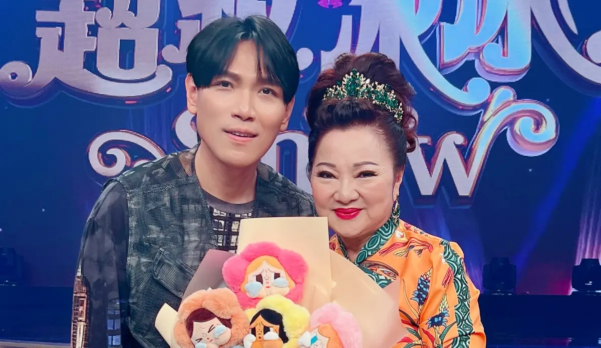 ▲楊宗緯（左）今日去探班白冰冰（右）錄影，曝光摔下舞台的傷勢，他說自己肋骨總共斷6根，至今還無法躺著睡。（圖／長興影視提供）