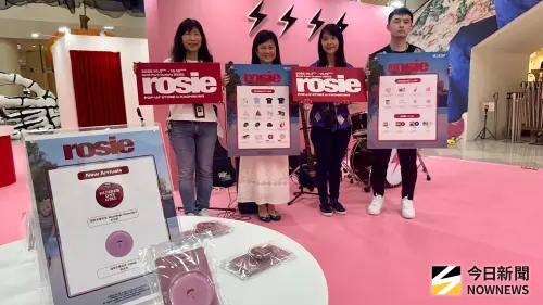 ▲Rosé快閃店現場將會有多款Ｔ恤，rosie粉色手機殼、紅色手機殼，還有令人眼睛一亮的APT.系列商品。（圖／記者陳美嘉攝，2025.10.02）