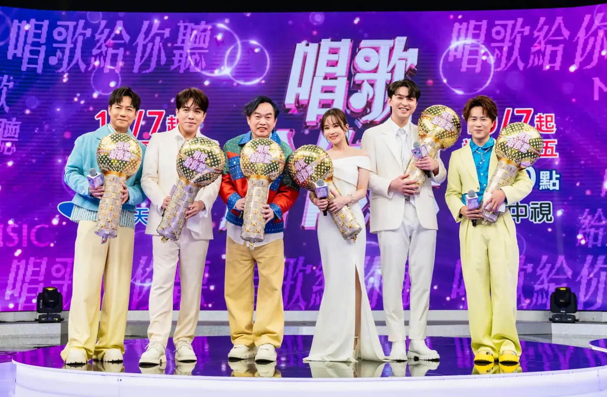 ▲全新歌唱節目《唱歌給你聽》，今（2）日舉行首播記者會，許志豪（左二）當面逼康康（左三）簽通告，開玩笑稱：「現在不致敬未來要追思了」，讓康康嚇壞直呼：「到這年紀了嗎」。（圖／中天、中視提供）