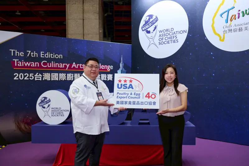 美國雞肉成為專業賽事指定食材，展現高品質與國際信賴，美國家禽蛋品出口協會總監江嘉詠（右）與台灣廚藝美食協會理事長王志文（左）共同為《2025 TCAC台灣國際廚藝美食挑戰賽》揭開精彩序幕。（圖／美國家禽蛋品出口協會提供）