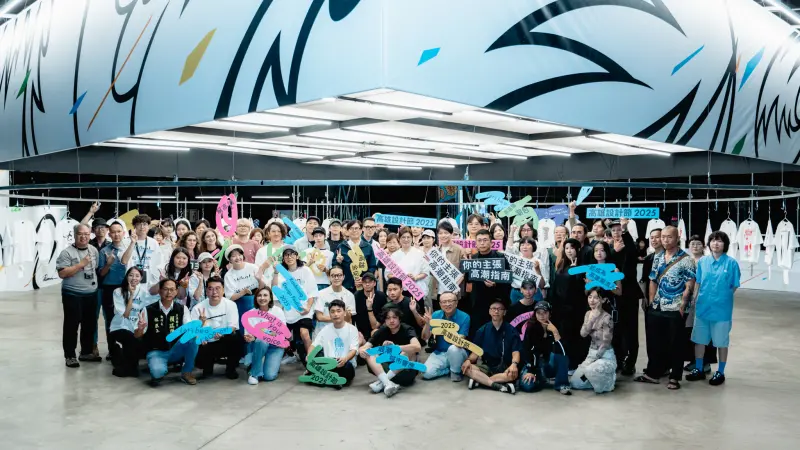 ▲2025高雄設計節於駁二藝術特區展出，市長陳其邁出席開幕儀式，與參展創作者合影。（圖／高市府文化局提供）