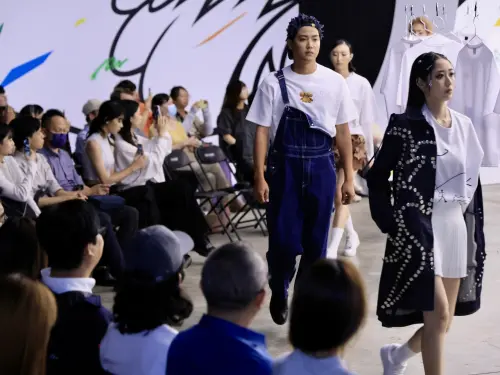 ▲開幕潮T走秀結合在地店家泊月白茶席展演別開生面。（圖／高市府文化局提供）