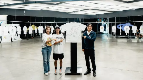 ▲陳其邁以「生猛有力」為主題，請策展人林唯哲現場支援繪製，立委邱議瑩也接續出題「清涼有勁」，共同創作潮T。（圖／高市府文化局提供）