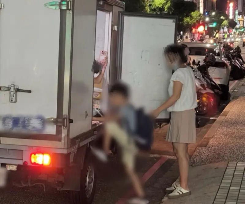 ▲網友目擊，高雄一輛冷凍車疑似載運剛下課的補習班學童。（圖／Threads＠ou_violin提供）
