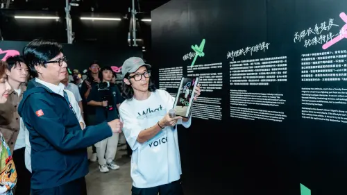 ▲傳奇藝人豬哥亮透過AI及AR技術參展，展期間於入口處為觀眾開場解說。（圖／高市府文化局提供）