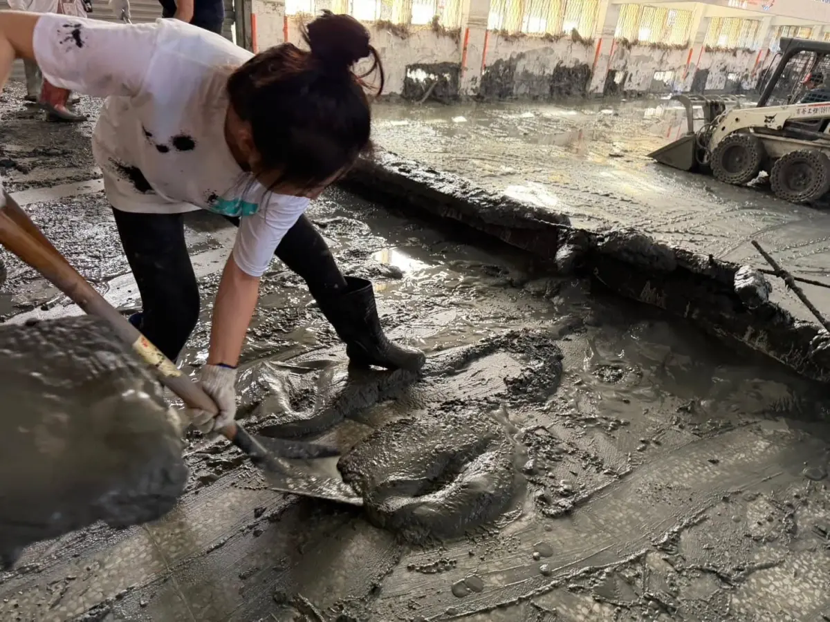 ▲花蓮縣光復鄉災情慘重，國民黨立委徐巧芯也與辦公室團隊到災區協助重整家園。（圖／翻攝徐巧芯臉書）