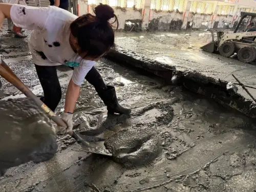 徐巧芯也去當鏟子超人！團隊清淤照吸上萬人按讚　衣服胸前有亮點
