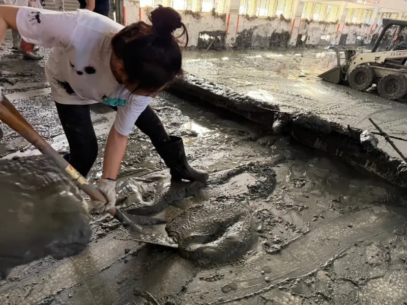 ▲花蓮縣光復鄉災情慘重，國民黨立委徐巧芯也與辦公室團隊到災區協助重整家園。（圖／翻攝徐巧芯臉書）