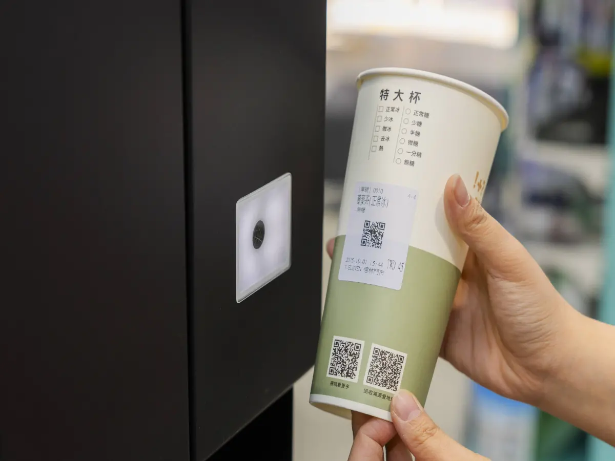 ▲「AI智能現萃茶機」掃描QRCODE，就能快速自動化製作茶飲。（圖／7-11提供）