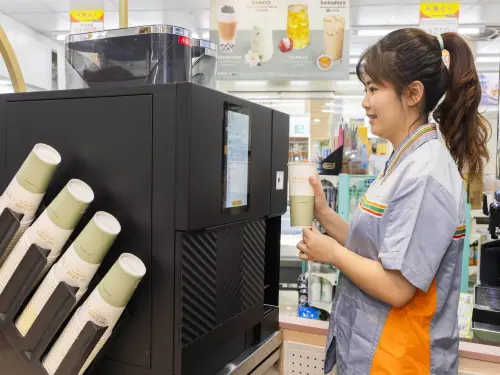 ▲「AI智能現萃茶機」一鍵完成AI製茶，優化門市店操作流程，讓單杯製成時間縮短。（圖／7-11提供）