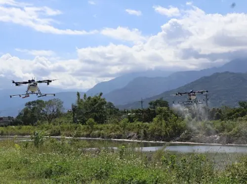 ▲民間無人機結合化學兵調製消毒藥劑進行大範圍噴灑消毒。（圖／第三作戰區提供）
