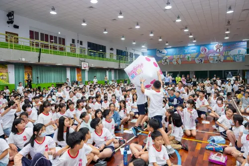 ▲師生齊聚合影，舉起「我無懼無來」等標語，展現打破月經禁忌、推動性別平等教育的決心。