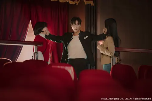 ▲《百次的回憶》中，金多美（左起）、許楠儁和辛叡恩3人皆在友情與初戀之間掙扎與徘徊。（圖／Hami Video）