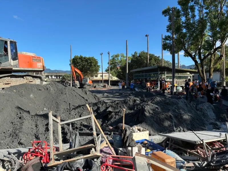 ▲運動部鄭世忠次長於光復國中田徑場暸解受損情形。（圖／運動部提供）