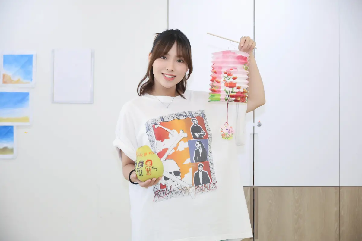 ▲馬來西亞歌手陳佩賢（如圖）擔任公益大使，今（2）日陪伴長者彩繪柚子、提燈籠，她表示這也是馬來西亞的中秋節習俗，但現場長輩以為過元宵節了。（圖／紅心字會提供）