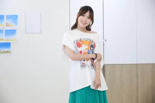 ▲歌手陳佩賢（如圖）在中秋節前夕到台北市信義老人服務中心，陪長輩彩繪柚子、提燈籠。（圖／紅心字會提供）