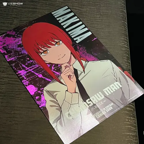 ▲威秀影城鏈鋸人 蕾潔篇髮絲紋工藝角色A3海報也相當精美。（圖／威秀影城）