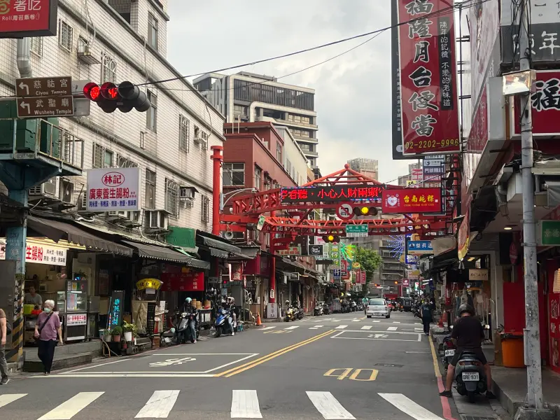 ▲廟街商圈鄰近捷運新莊站、有大型醫院、學區、公園、運動場，與眾多美食、生活機能，在新莊區房價卻顯得相對穩定。（圖／信義房屋提供）