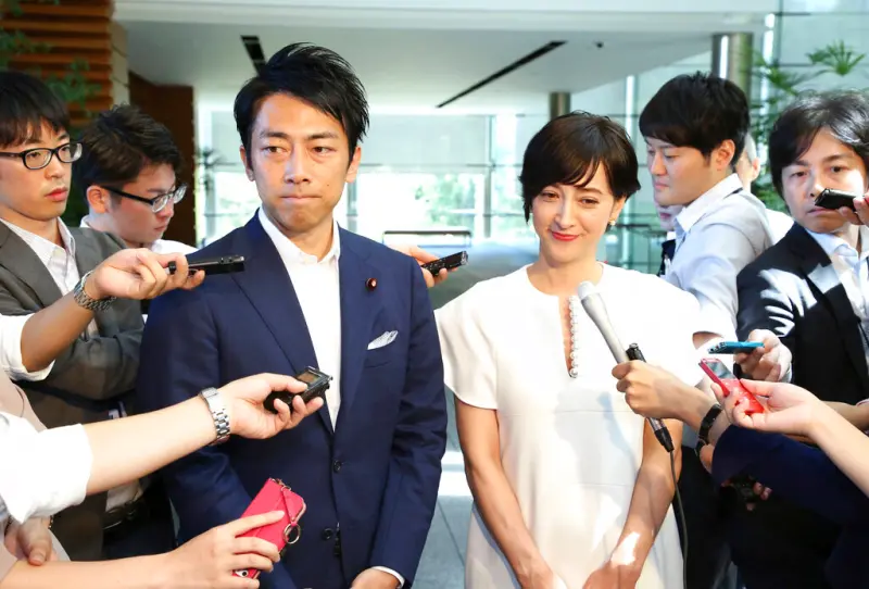    ▲2019年，小泉進次郎與瀧川克莉絲汀結婚時，曾到官邸向時任首相安倍晉三報告。（圖／美聯社／達志影像）  