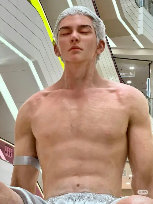 ▲兩層樓高的巨人雕塑在購物中心的一樓大廳坐鎮，視覺效果相當震撼。（圖／翻攝自微博）