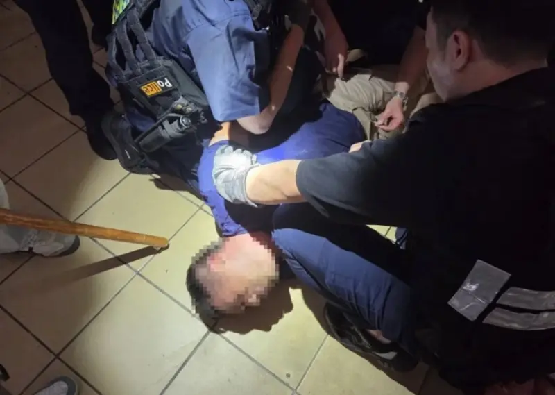 ▲48歲的邱姓男子在苗栗一間超商前隨機砍人，當地里長目擊全程。（圖／警方提供）