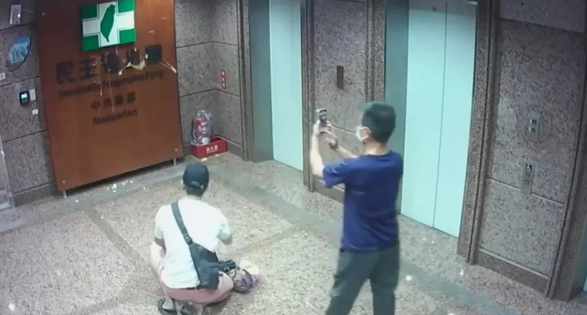 ▲李男負責砸雞蛋、洪男在旁錄影，2人今遭北檢依無故侵入建築物罪起訴。（圖／翻攝自賴苡任臉書）