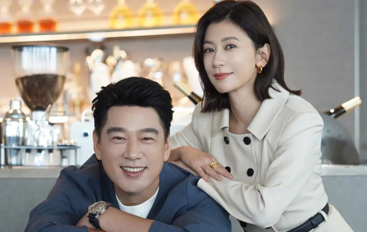 ▲賈靜雯（右）、王耀慶（左）近日合作拍攝新劇，兩人也特地復刻了35年前的合照，2張圖放在一起對比讓粉絲驚呆，直呼彷彿時間暫停了。（圖／賈靜雯微博）