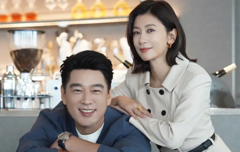 ▲賈靜雯（右）、王耀慶（左）近日合作拍攝新劇，兩人也特地復刻了35年前的合照，2張圖放在一起對比讓粉絲驚呆，直呼彷彿時間暫停了。（圖／賈靜雯微博）