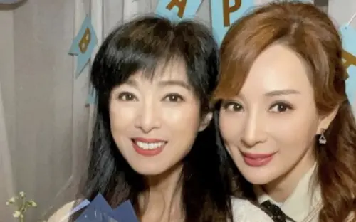 ▲米雪（左）至今70歲仍單身。（圖／微博）