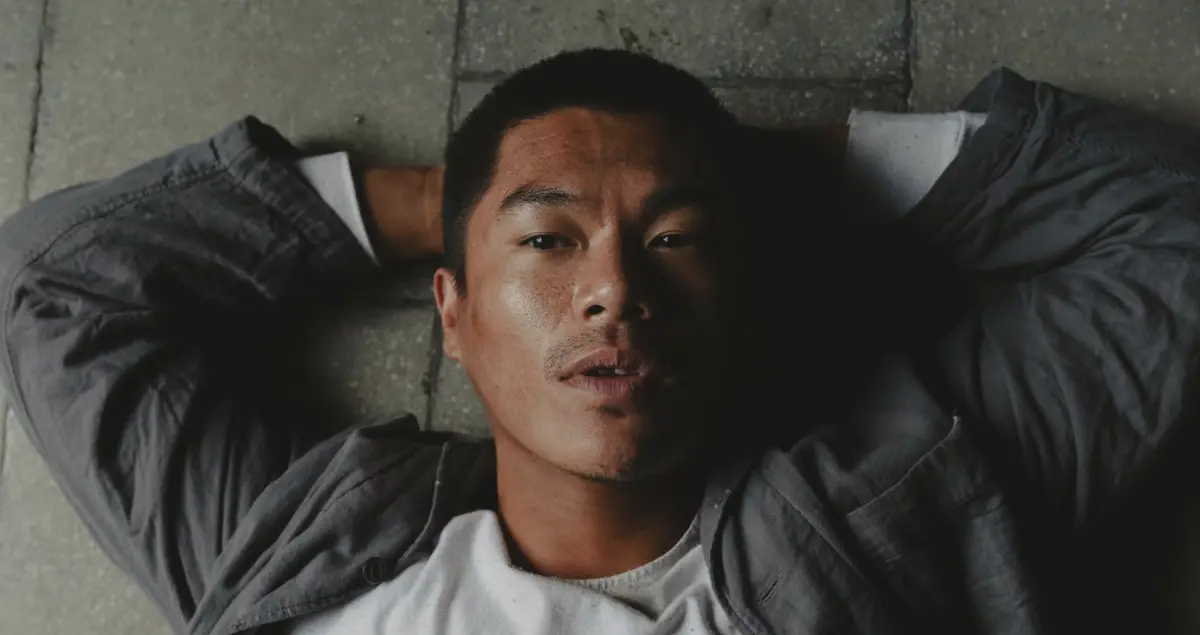 ▲電影《大濛》這次一舉入圍金馬11大獎，其中提名影帝的柯煒林（如圖）正在抗癌，也坦言自己很期待來台吃超商飯糰。（圖／華文創提供）