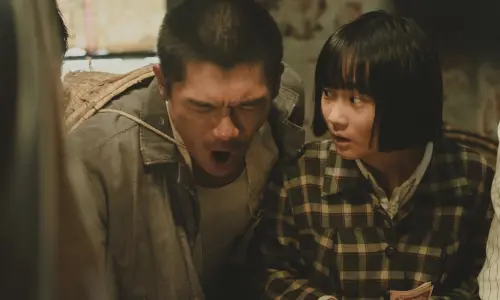 ▲天才演員方郁婷（右）、柯煒林（左）於電影《大濛》中首度搭檔主演。（圖／華文創提供）