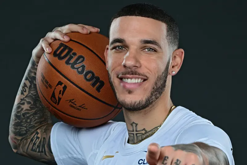 ▲騎士總教練阿特金森（Kenny Atkinson）針對陣容調整有了新思路，他特別為今夏加盟的「球哥」鮑爾（Lonzo Ball）規劃了一個全新的角色，並直言這將是騎士能否更上一層樓的關鍵。（圖／美聯社／達志影像）